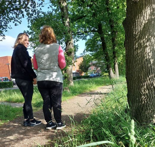 Lisa coacht een klant tijdens een wandeling in Deventer