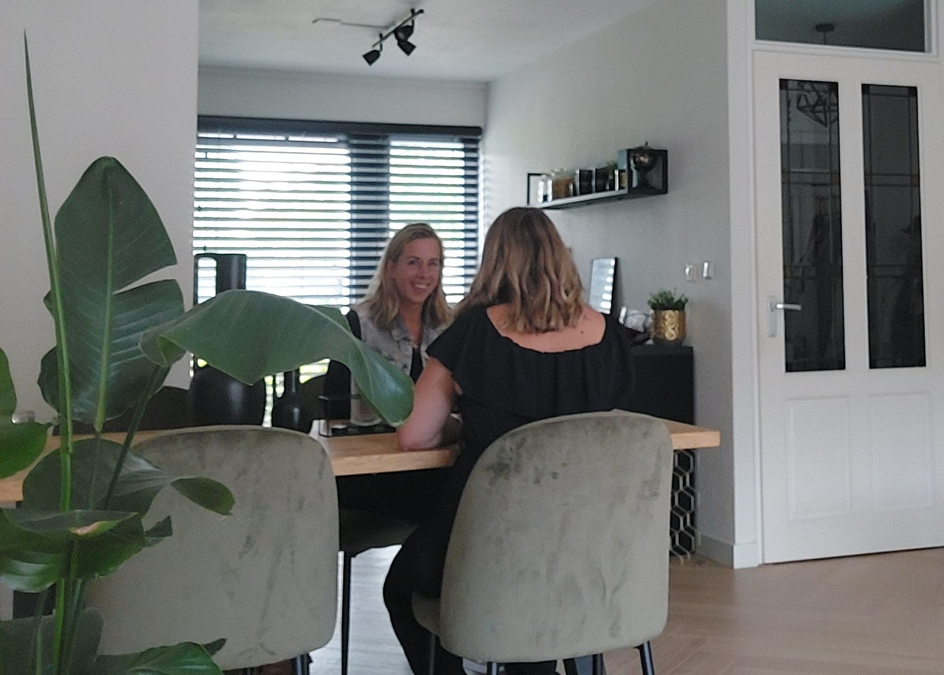 Lisa Kampshof tijdens een persoonlijk coachgesprek met een klant in Deventer