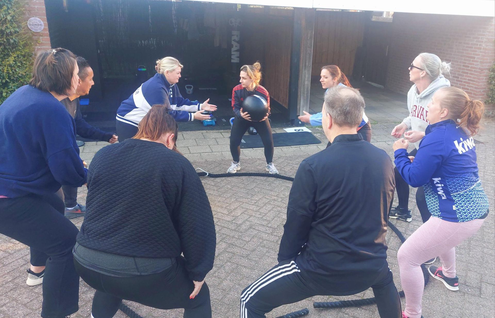 Lisa tijdens een groepstraining buiten in Deventer